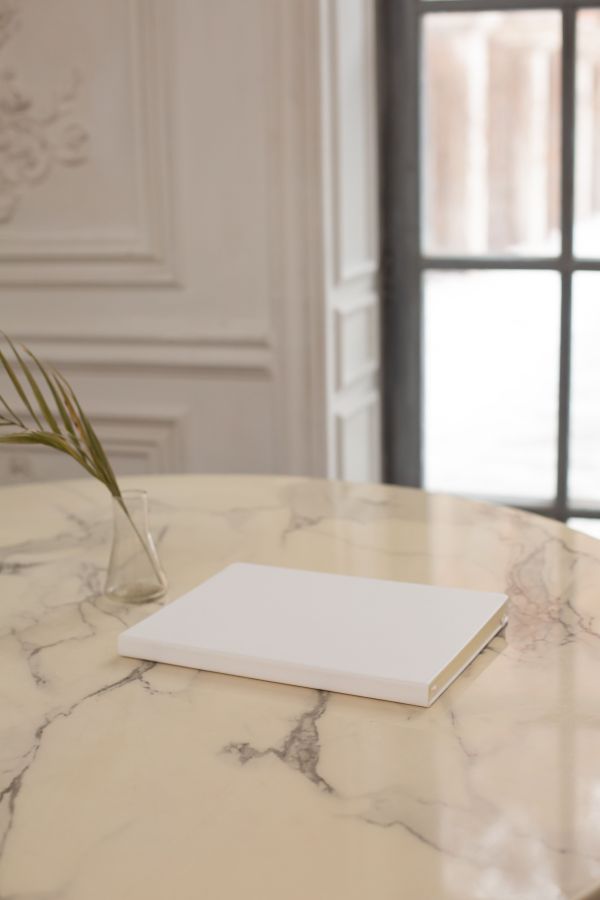 Table basse en marbre : élégance et service au rendez-vous
